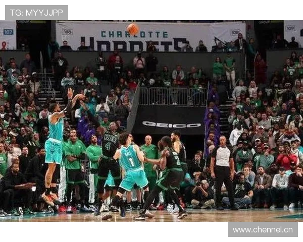 塔图姆挡拆制造错位打出高效得分拉开绿军进攻空间