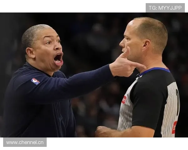 判断篮球规则中的拉人犯规：解析常见违例情况及判罚依据